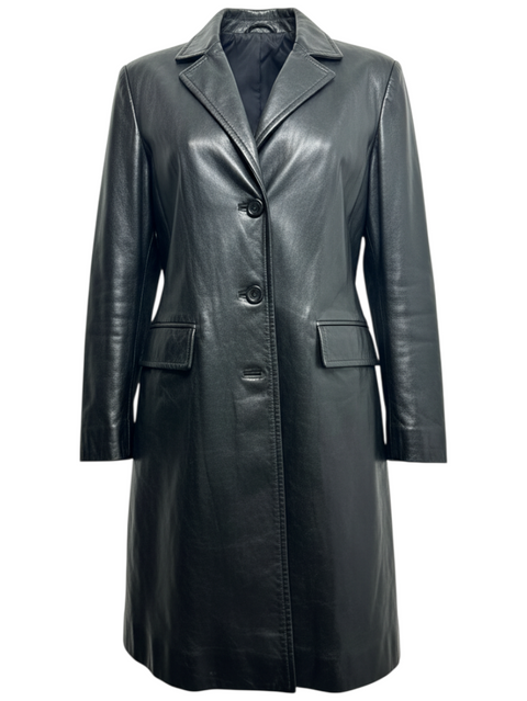 Manteau long en cuir noir Chantal Rosner par CHEZ SNOW BUNNY avec col à revers et fermeture à trois boutons