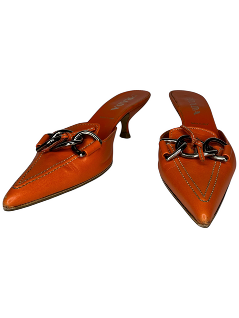 Mules Prada orange en cuir avec détail de chaîne argentée, pointure 39 EU, disponibles chez CHEZ SNOW BUNNY