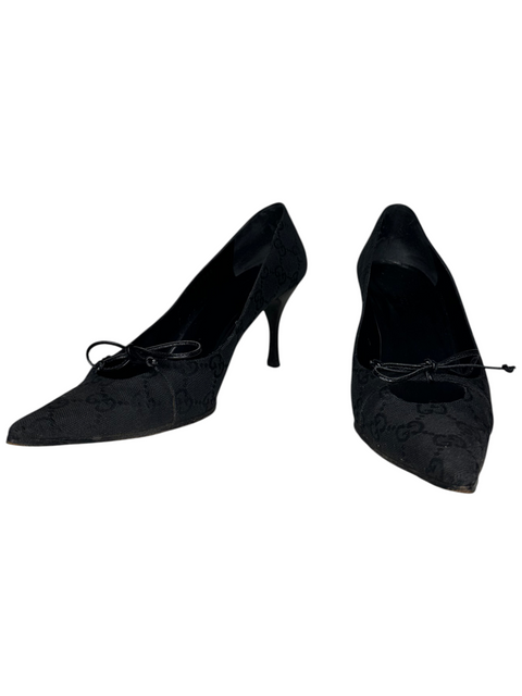 Escarpins noirs Gucci Monogram avec nœud décoratif, proposés par CHEZ SNOW BUNNY, taille 37.5 EU.