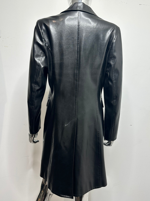 Vue arrière du manteau en cuir noir Chantal Rosner par CHEZ SNOW BUNNY sur un mannequin argenté