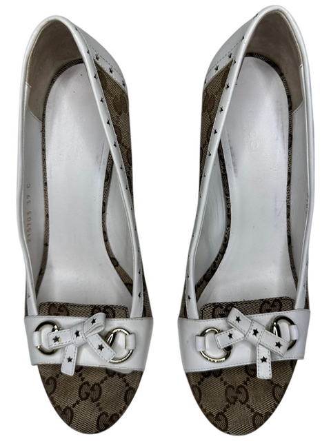 CHEZ SNOW BUNNY Gucci monogram bow heels in white leather and brown canvas with star stud details, size 39.5 EU