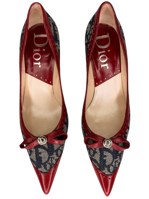 Escarpins Dior Oblique en cuir rouge et toile monogrammée avec nœud décoratif, disponibles chez CHEZ SNOW BUNNY