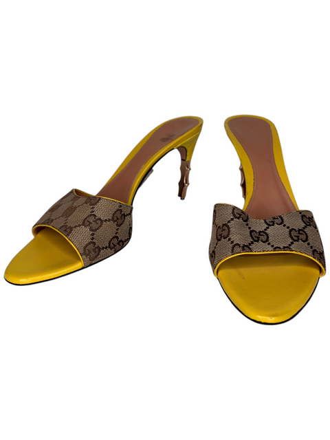 Sandales à talons CHEZ SNOW BUNNY en cuir jaune et toile monogramme Gucci, pointure 38C EU
