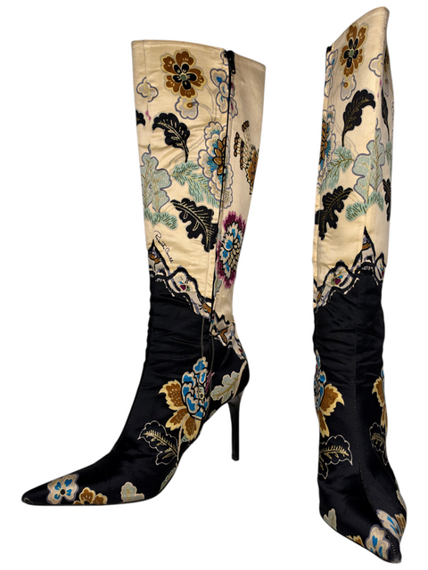 Bottes hautes CHEZ SNOW BUNNY Roberto Cavalli en satin noir et crème avec motif floral multicolore et talon aiguille