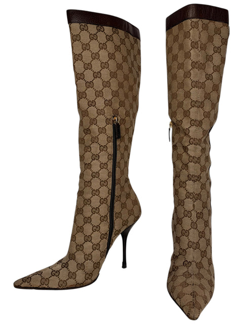 Bottes hautes Gucci Monogram marron en toile et cuir, style élégant avec talon aiguille, vendues par CHEZ SNOW BUNNY