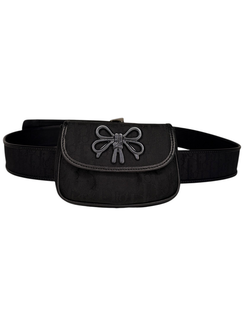 Sac ceinture Dior Oblique noir avec détail de nœud décoratif, taille 95, proposé par CHEZ SNOW BUNNY.