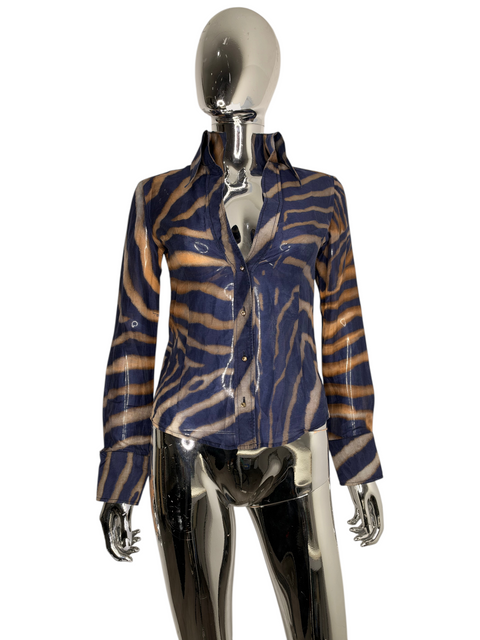 Chemise Roberto Cavalli à imprimé zébré bleu et marron, taille 36 FR, présentée par CHEZ SNOW BUNNY sur mannequin.