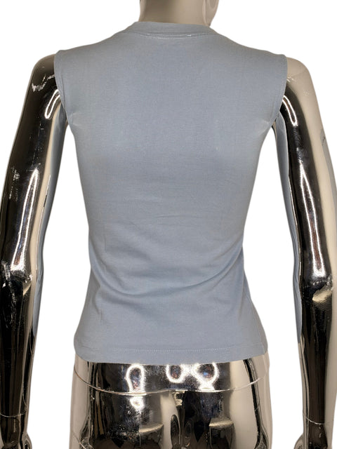 Vue arrière du t-shirt bleu CHEZ SNOW BUNNY Dior J'Adore sans manches sur mannequin argenté