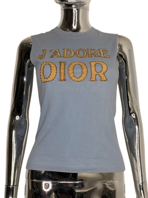 T-shirt bleu sans manches CHEZ SNOW BUNNY avec inscription J'Adore Dior en lettres dorées sur un mannequin chromé