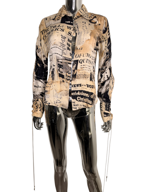 Chemise vintage Just Cavalli à imprimé journal beige et noir, taille 40, présentée par CHEZ SNOW BUNNY
