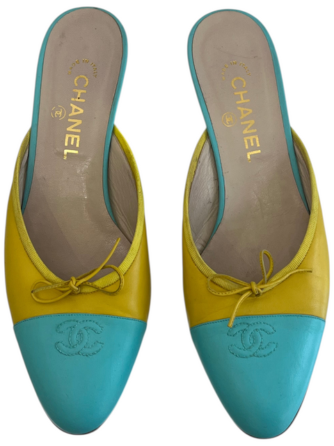 Mules Chanel CHEZ SNOW BUNNY en cuir jaune et bleu turquoise avec logo CC brodé et petit nœud décoratif