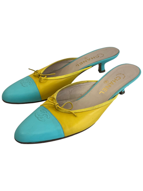 Mules Chanel CHEZ SNOW BUNNY en cuir jaune et bleu ciel avec logo CC brodé et petit talon