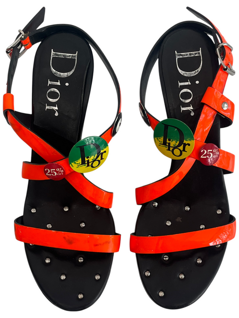 Sandales à talons Dior CHEZ SNOW BUNNY en cuir noir et orange verni avec détails cloutés et brides réglables