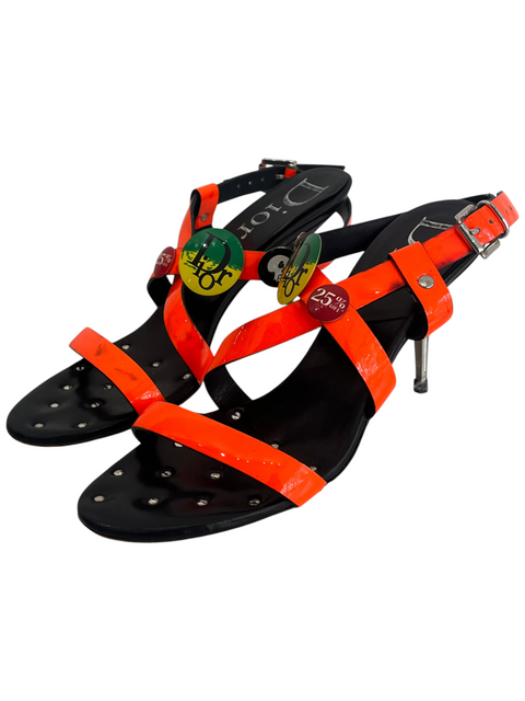 Sandales à talons Dior CHEZ SNOW BUNNY en cuir noir avec brides orange fluo et détails décoratifs ronds
