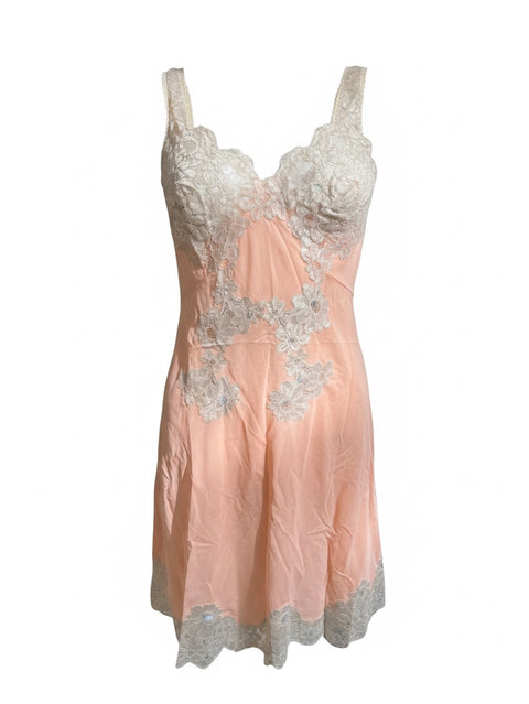 Nuisette vintage CHEZ SNOW BUNNY rose pâle avec détails en dentelle blanche délicate sur le buste et l'ourlet