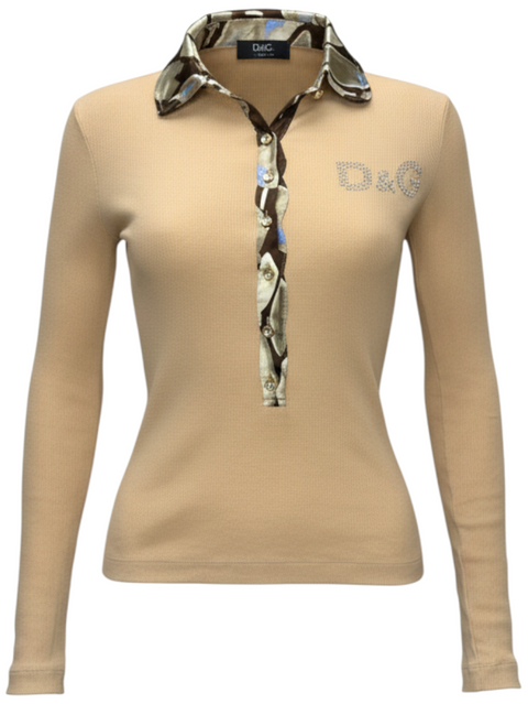 Polo Dolce Gabbana beige à manches longues avec col imprimé et logo D&G en strass, disponible chez CHEZ SNOW BUNNY