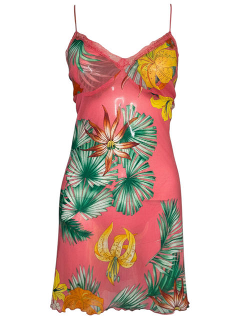 Robe nuisette Versace CHEZ SNOW BUNNY rose à imprimé floral tropical, bretelles fines et bordure en dentelle.