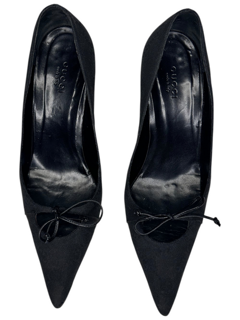 Escarpins noirs Gucci en toile monogrammée avec nœud décoratif, proposés par CHEZ SNOW BUNNY, pointure 37.5 EU.