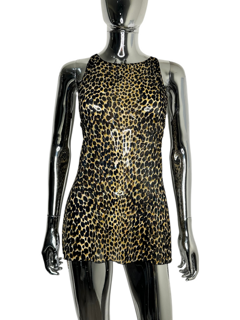 Haut sans manches Dolce Gabbana à imprimé léopard porté sur un mannequin chromé par CHEZ SNOW BUNNY