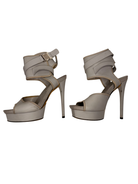 Escarpins à plateforme Gucci gris en cuir avec bride cheville, proposés par CHEZ SNOW BUNNY, pointure 38 EU.