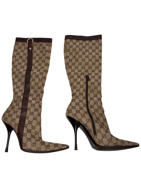 Bottes hautes Gucci en toile monogrammée marron et cuir chez CHEZ SNOW BUNNY, style élégant avec talon aiguille.