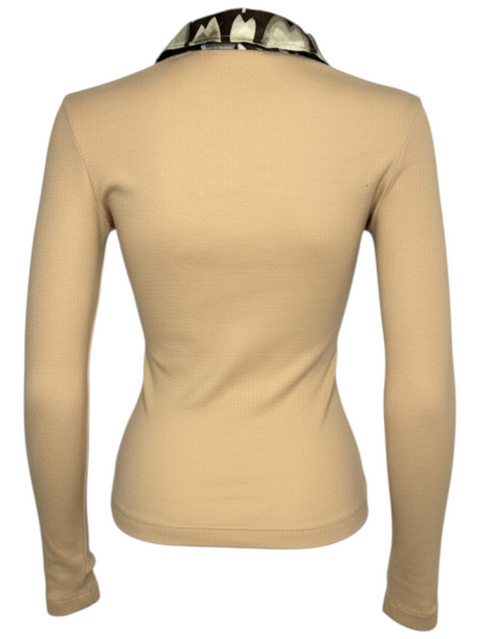 Vue arrière d'un haut beige à manches longues Dolce Gabbana avec col à motifs, proposé par CHEZ SNOW BUNNY