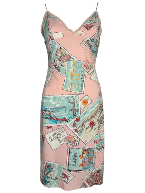 Robe mi-longue rose CHEZ SNOW BUNNY avec imprimé cartes postales vintage et bordures en dentelle délicate
